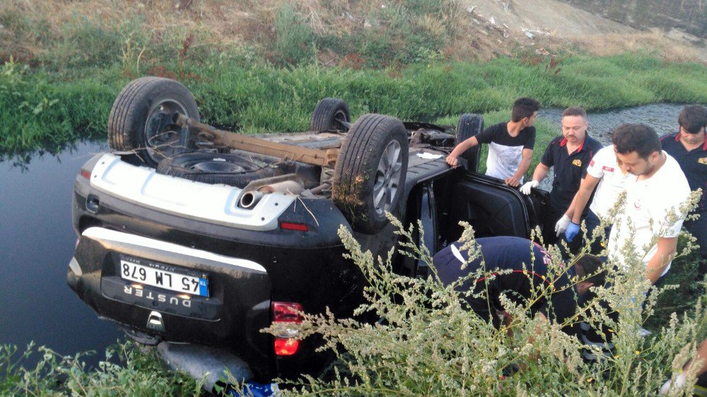 Otomobil Kanala Devrildi: 2’si Çocuk 5 Yaralı