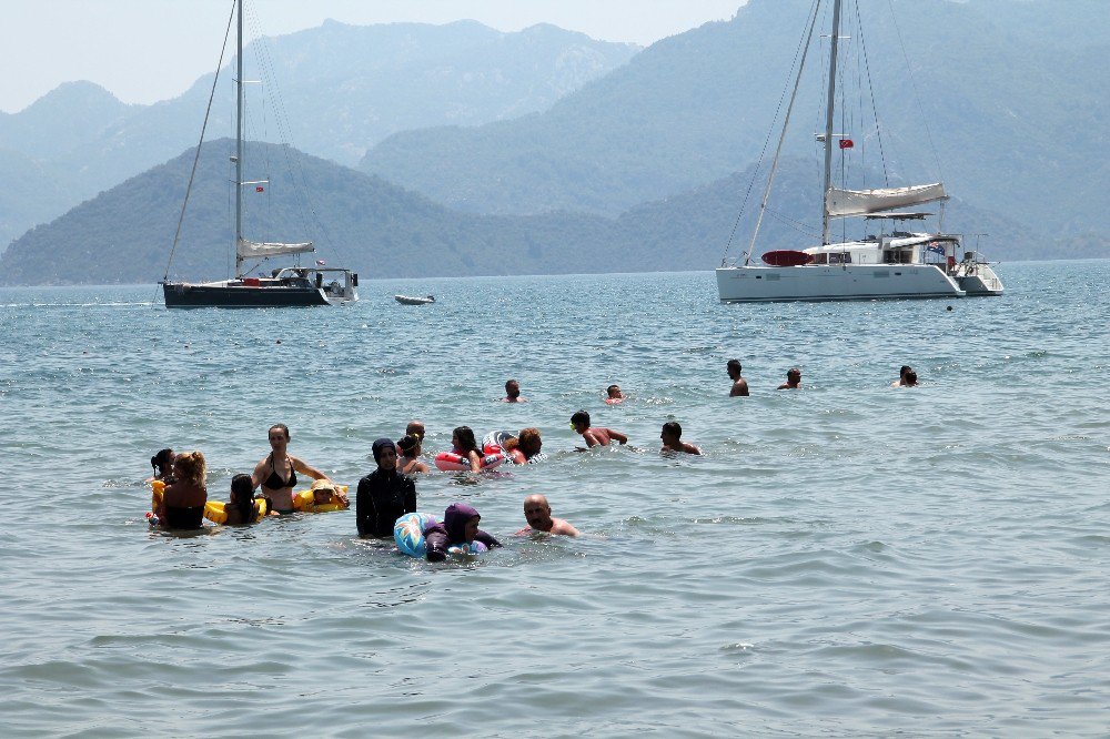 Marmaris’te Sıcak Hava Sahilleri Doldurdu