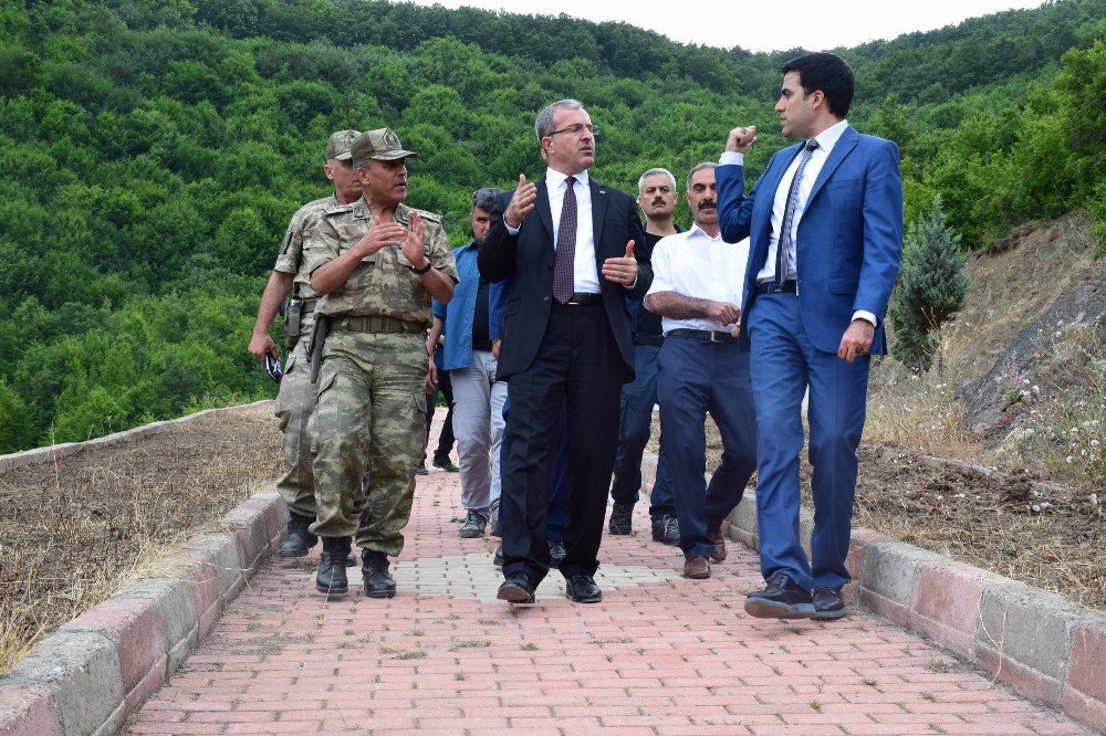 Vali Toraman 7 Askerin Şehit Düştüğü Şehitlik Anıtını Ziyaret Etti