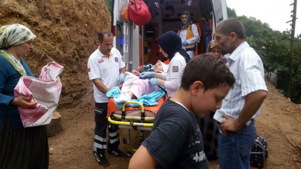 80 Yıl Sonra Kapılarında İlk Kez Ambulans Gördüler