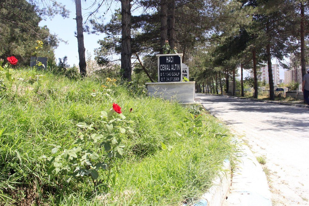 Van Büyükşehir Belediyesinden Mezarlıklarda Bakım Çalışması