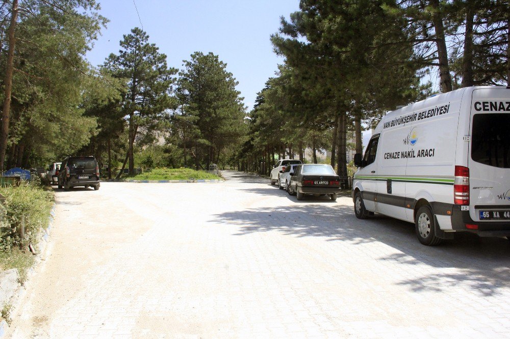 Van Büyükşehir Belediyesinden Mezarlıklarda Bakım Çalışması