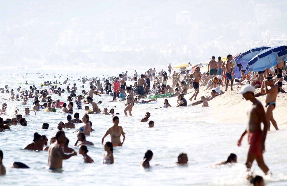 Alanya’da Plajlar Doldu Taştı