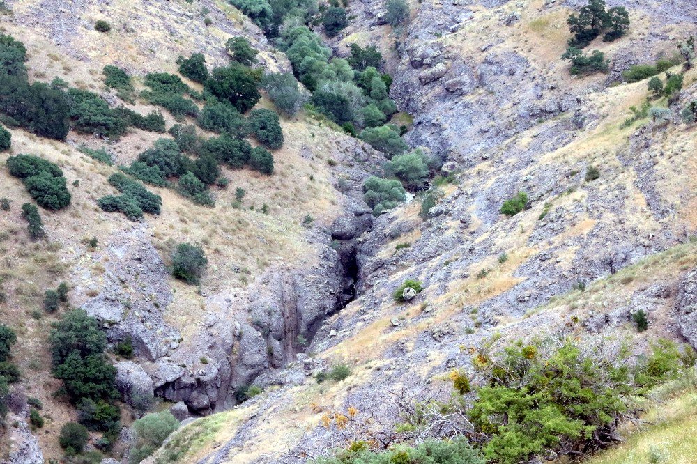 Yozgat’taki ’Tırazın Kayalıkları’ Keşfedilmeyi Bekliyor