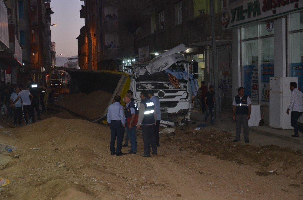 Yüksekova’da Kum Yüklü Kamyon Devrildi