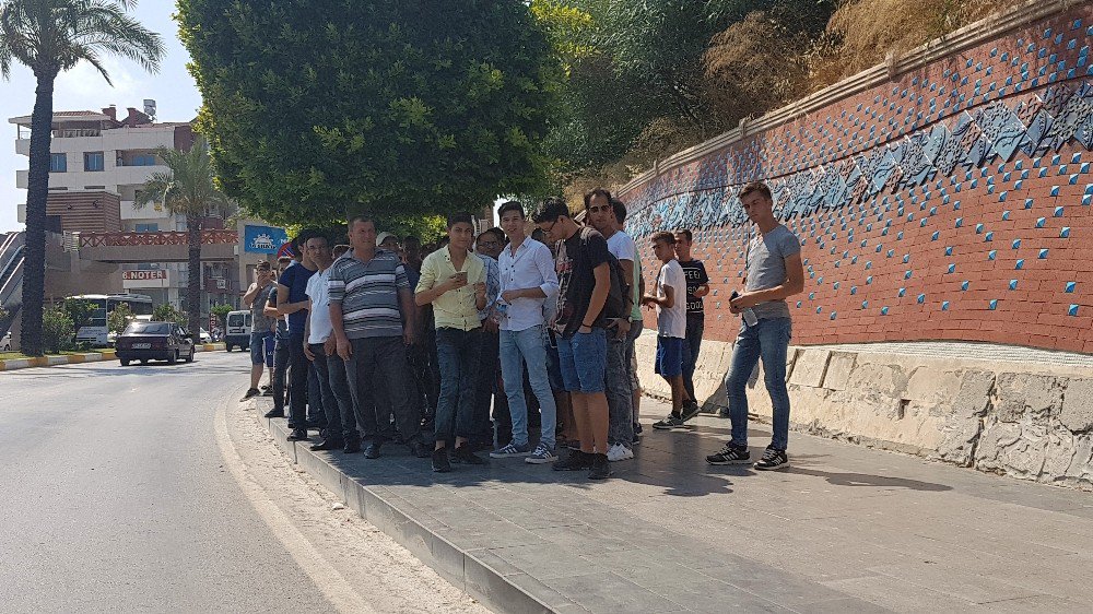 Antalya’da Otobüs Beklemek