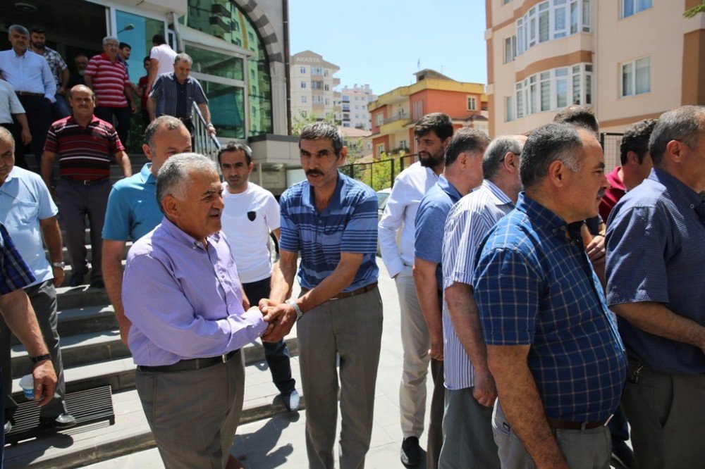 Başkan Büyükkılıç Ve Ekibi Aydınlıkevler Mahallesi Halkı Ve Esnafı İle Buluştu