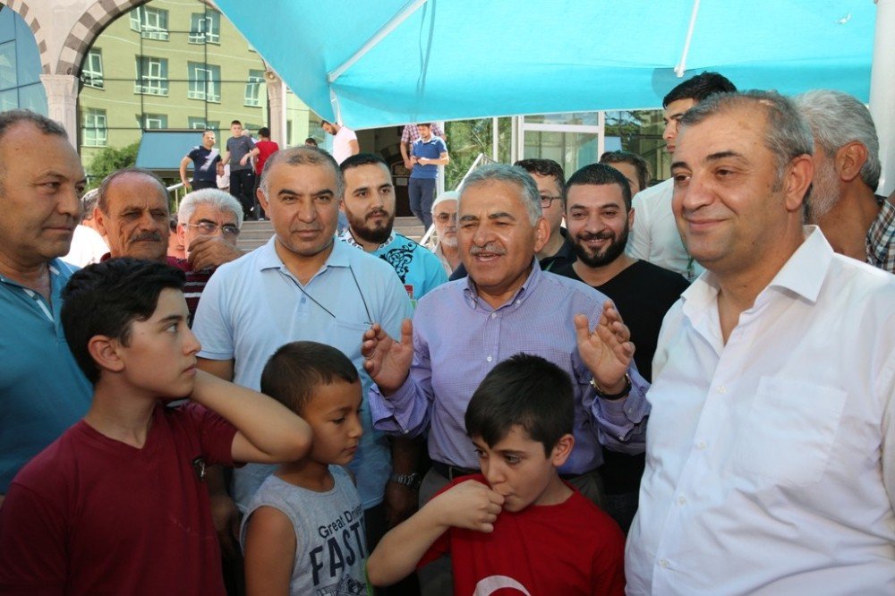 Başkan Büyükkılıç Ve Ekibi Aydınlıkevler Mahallesi Halkı Ve Esnafı İle Buluştu