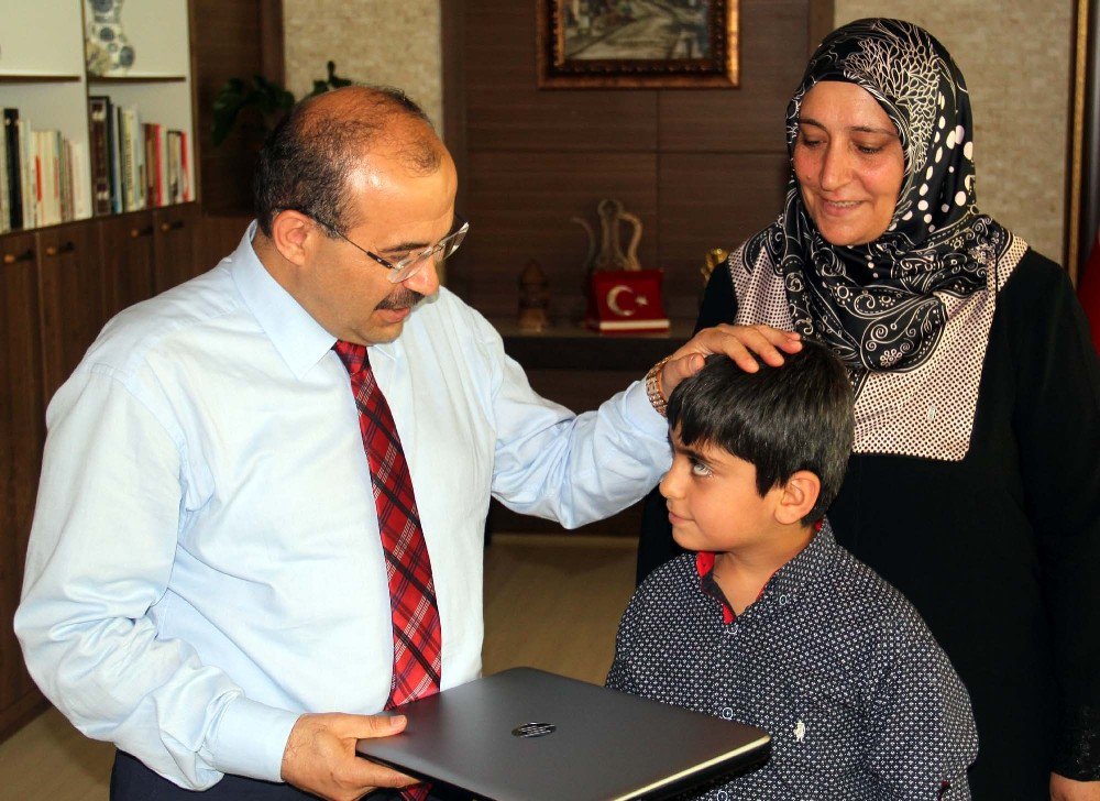 Bitlis Valisi Ustaoğlu’ndan Şehit Oğluna Bilgisayar