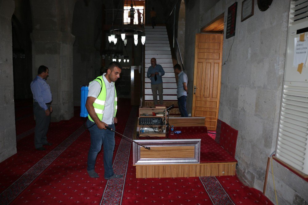 Bitlis’teki Camiler Gül Suyu Kokuyor