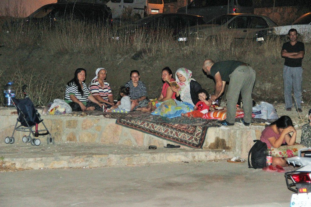 Artçı Sarsıntı Bodrumluları Sokağa Döktü