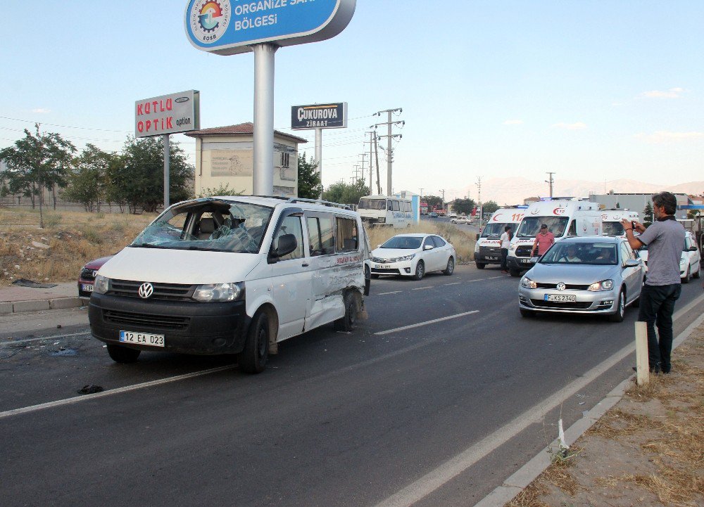 Minibüs İle Kamyonet Çarpıştı: 5 Yaralı