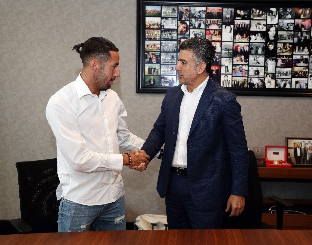 Fenerbahçe Mauricio Isla’ya İmza Attırdı