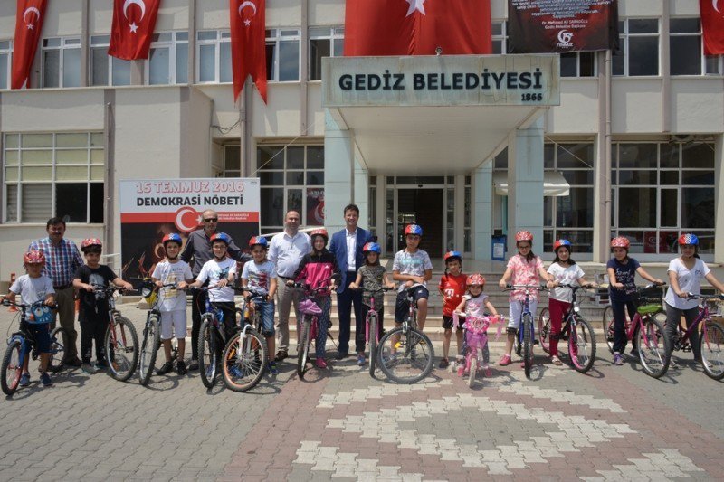 Gedizli Bisikletçilere Kask Hediye Edildi