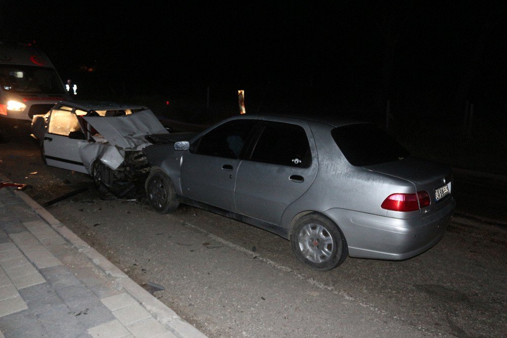 Otomobiller Kafa Kafaya Çarpıştı: 4 Yaralı