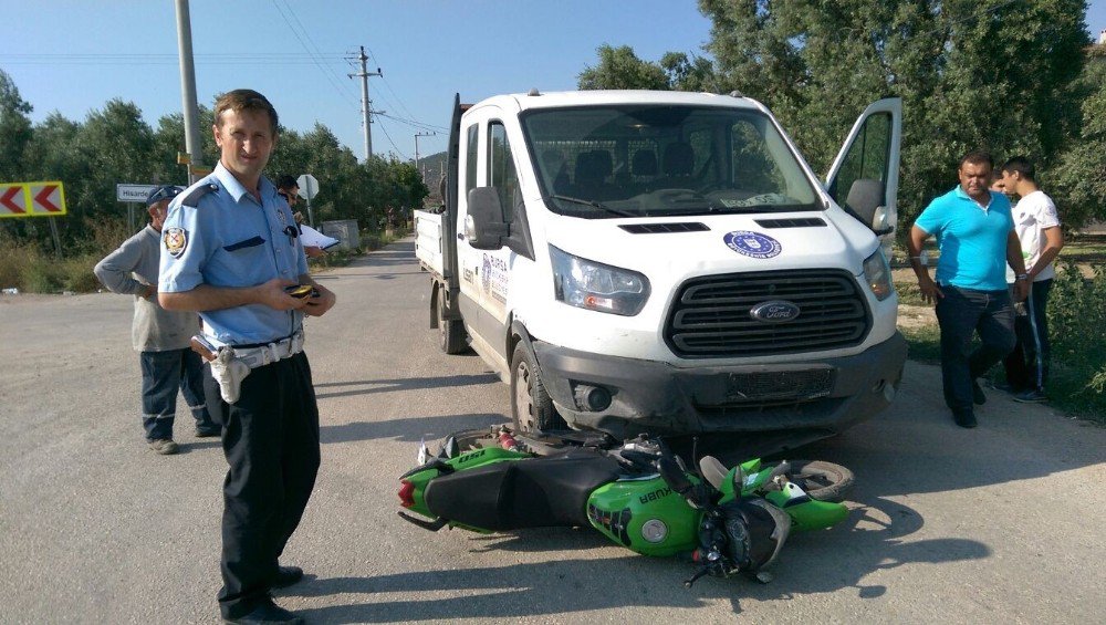 Motosiklet Sürücüsü Kız Kamyonetin Altında Kaldı