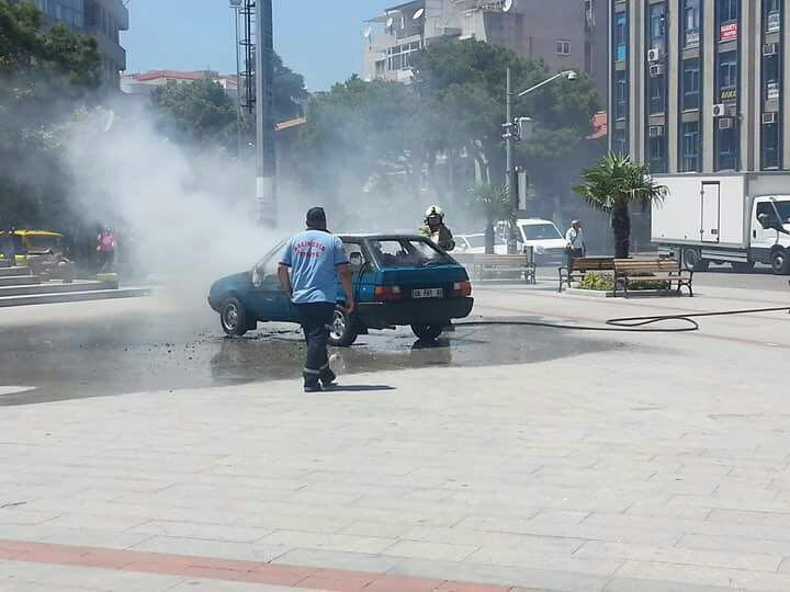 İlçe Meydanına Park Edilen Araç Alev Alev Yandı