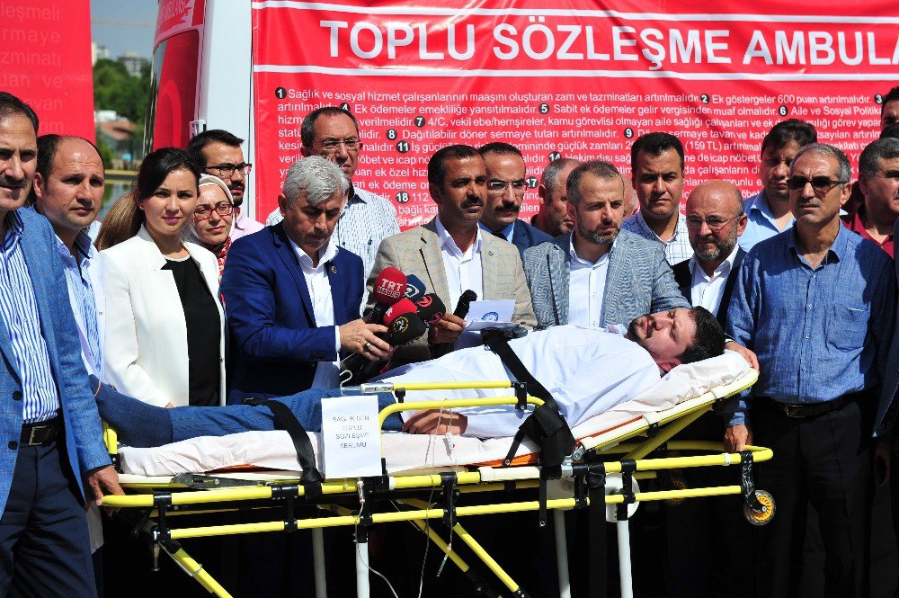 Sağlık Çalışanları Taleplerini Toplu Sözleşme Masasına Ambulans İle Gönderdi