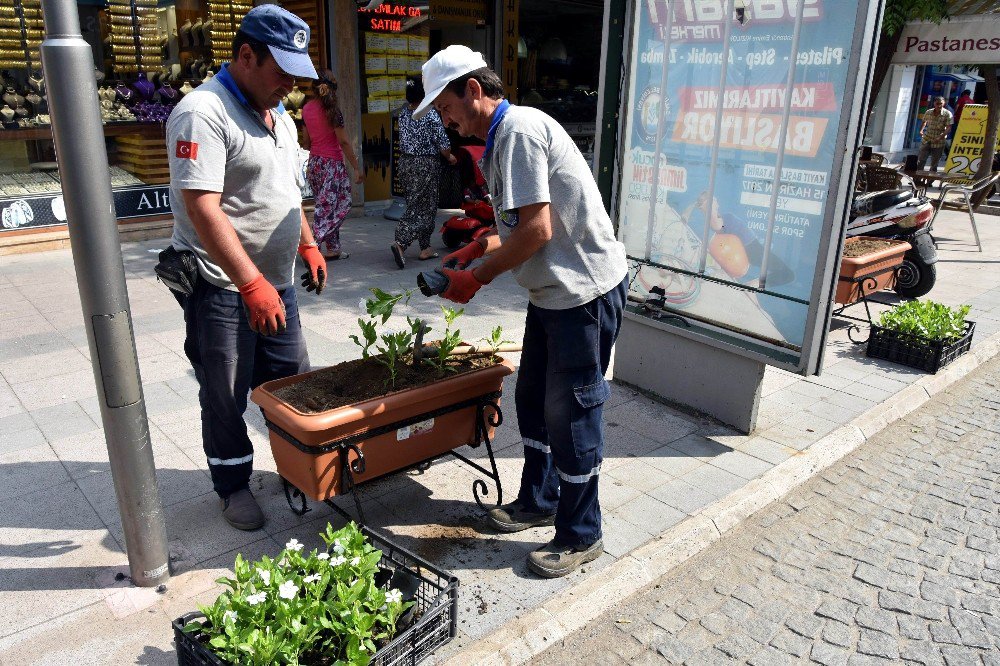 Salihli’de Sevgi Yolu Çiçeklerle Donatıldı