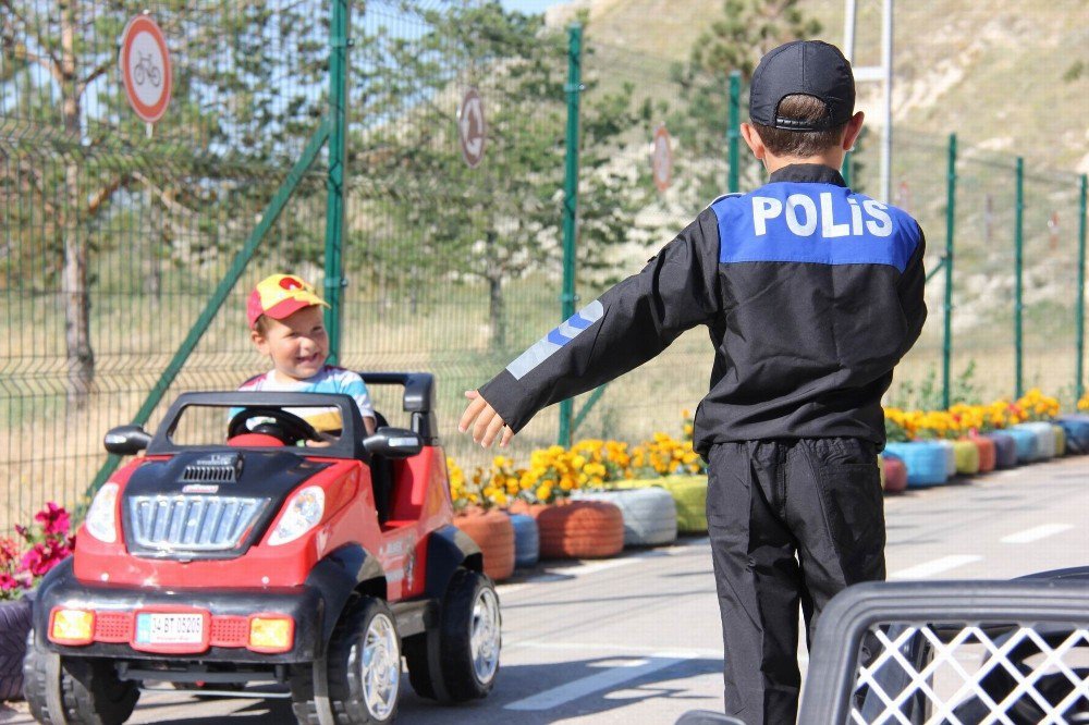 Sevgi Evlerinde Kalan Çocuklara Eğlenceli Trafik Eğitimi