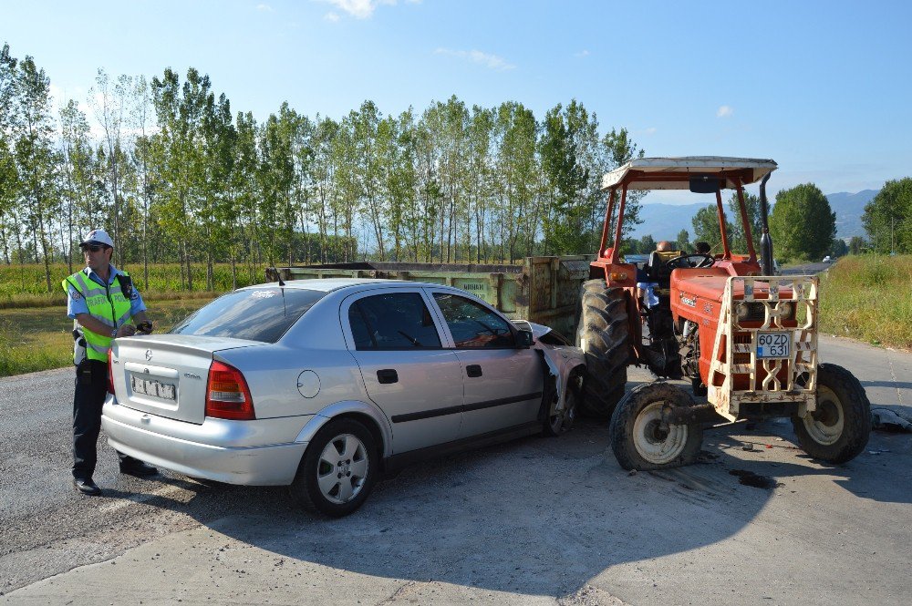 Tokat’ta Otomobil İle Traktör Çarpıştı: 5 Yaralı