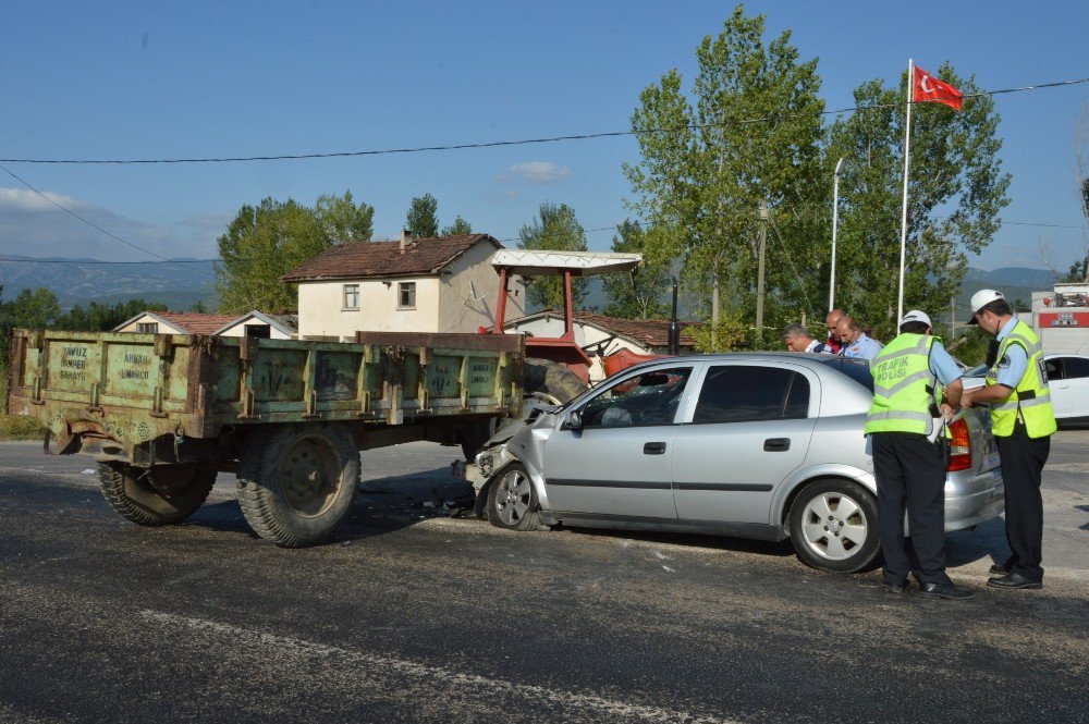 Tokat’ta Otomobil İle Traktör Çarpıştı: 5 Yaralı