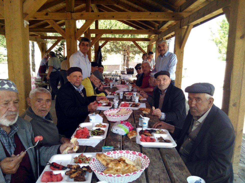 Huzurevi Sakinleri Piknikte Bir Araya Geldi