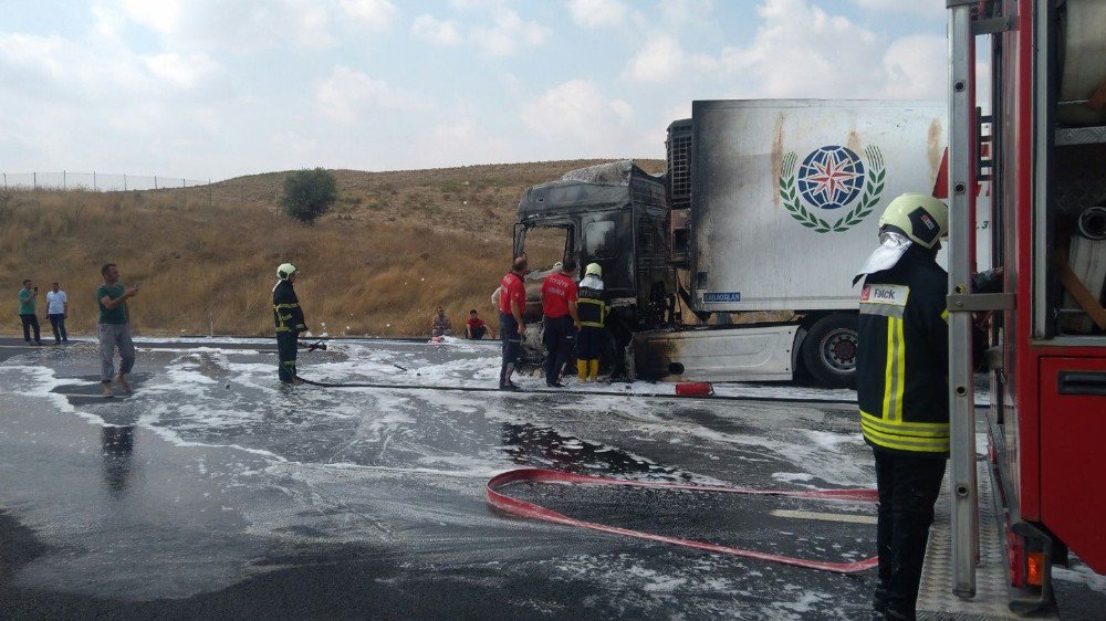 Tır, Adana Otoyolunda Alev Alev Yandı