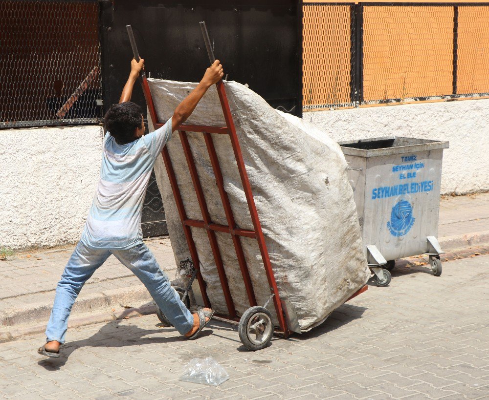 Yaşıtları Tatildeyken, O Ayağında Terliğiyle Atık Topluyor