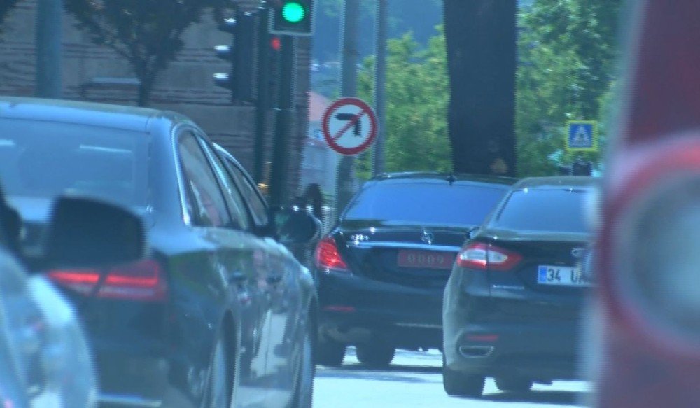 Başbakan Yardımcısı Çavuşoğlu Talimat Verdi, Şoförü Ve Eskortlar Trafik Kurallarına Uydu