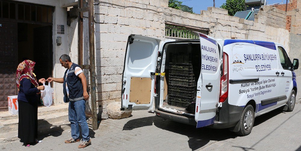 Büyükşehir’den Dar Gelirli Ailelere Taze Meyve İkramı