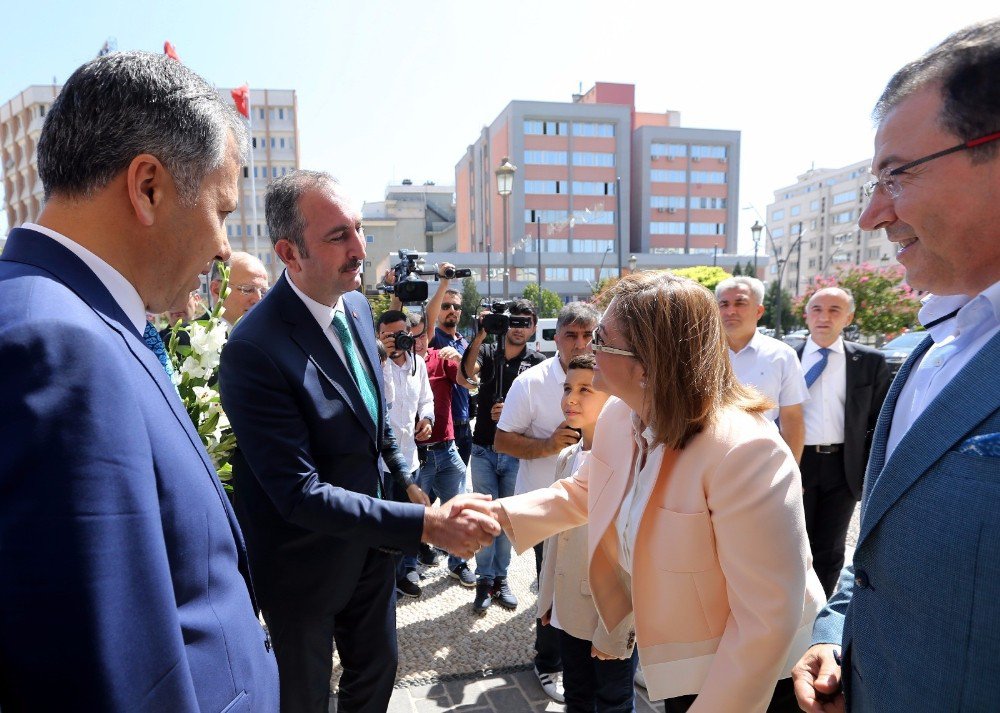 Adalet Bakanı Gül’den Şahin’e Ziyaret