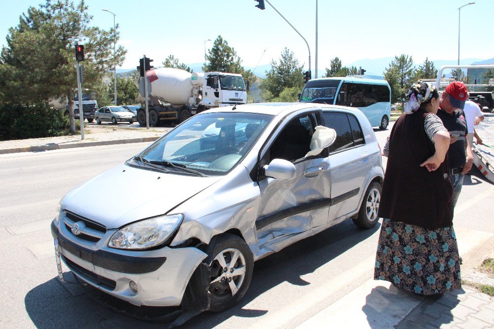 Kavşakta İki Otomobil Çarpıştı: 3 Yaralı