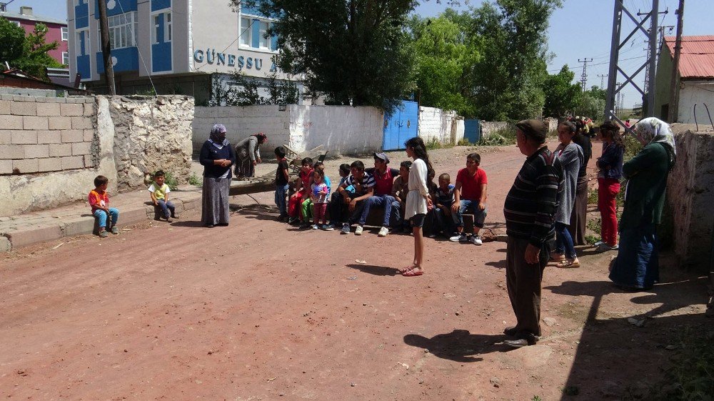 Kadın Ve Çocuklar Bariyer Kurup Yolu Trafiğe Kapattı