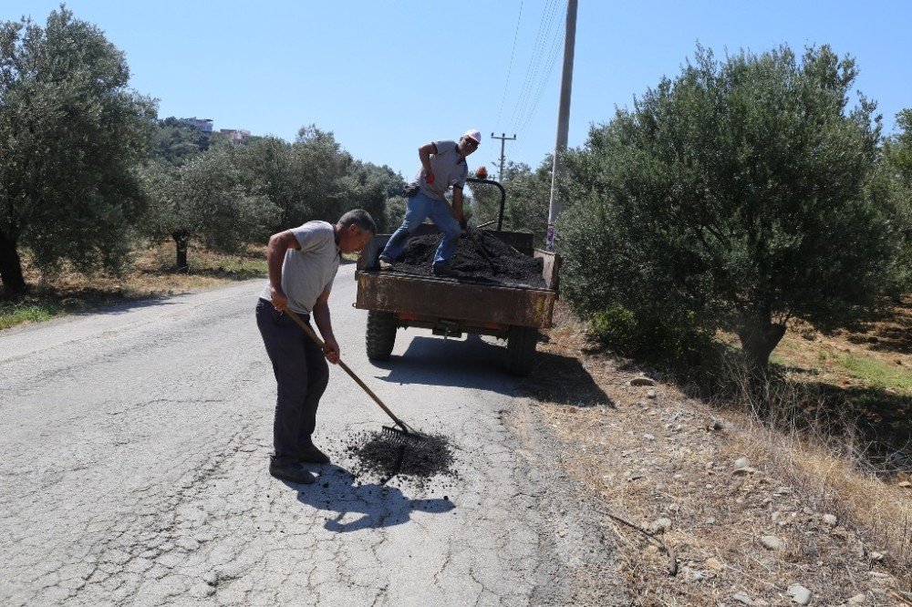 Burhaniye’de Yağmurun Bozduğu Yollar Tamir Ediliyor