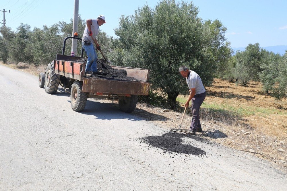 Burhaniye’de Yağmurun Bozduğu Yollar Tamir Ediliyor