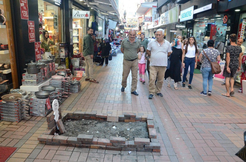 Caddeye Mezar Yapıp, Üzerine Çiçekler Koydu