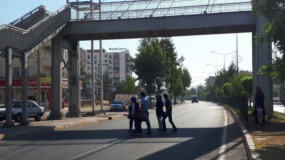 Üst Geçit Yerine Yolu Kullanan Yayalar Canını Tehlikeye Atıyor