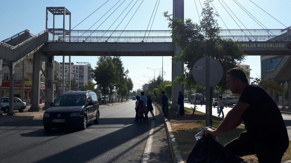 Üst Geçit Yerine Yolu Kullanan Yayalar Canını Tehlikeye Atıyor