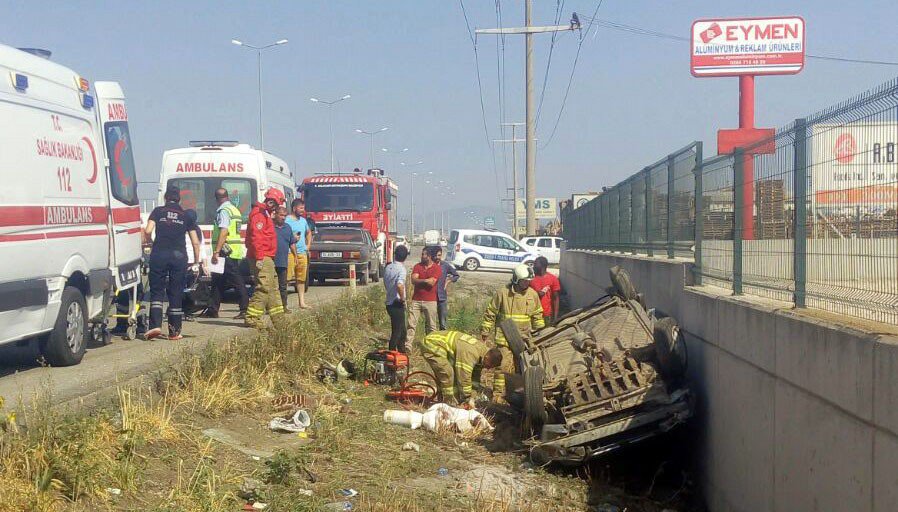 Taklalar Atan Otomobilden Sağ Kurtuldular