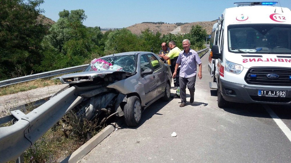 Otomobil Refüje Çarptı: 3 Yaralı