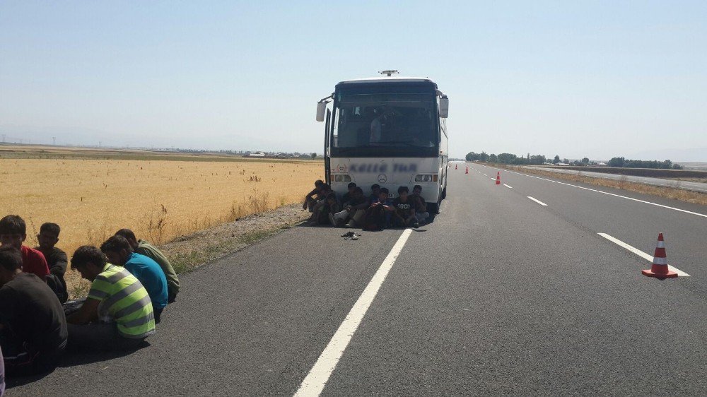 Ağrı’da Yolcu Otobüsünde 150 Kaçak Yakalandı