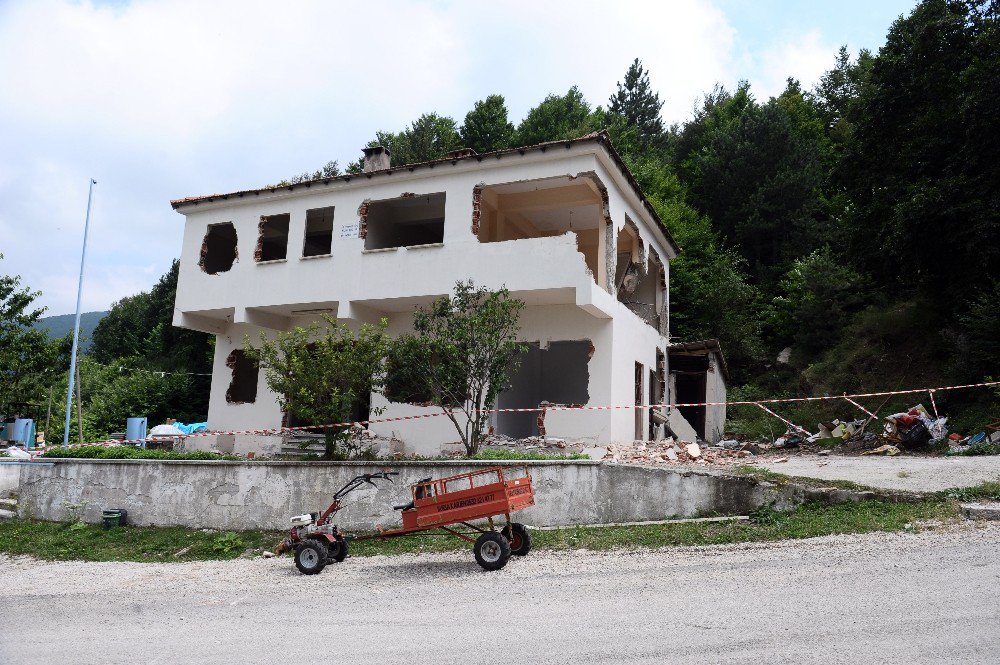 28 Yıl Süren Dava Sonunda Köy Konağı Yıkıldı