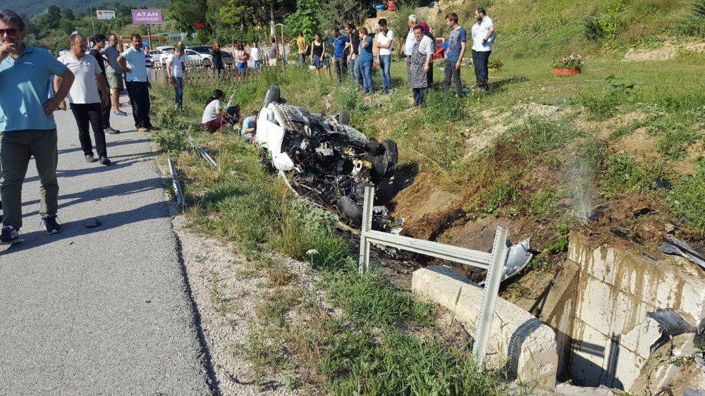 Otomobil Yağmur Suyu Kanalına Düştü: 2 Yaralı