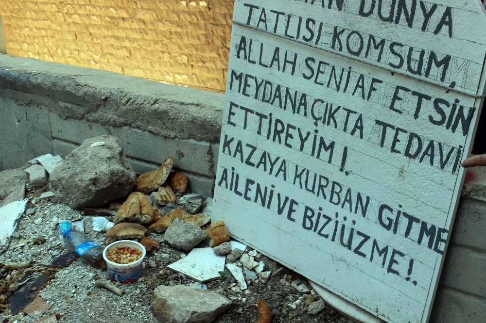Çöplerden Bıkan Vatandaştan "Kazaya Kurban Gitmeyin" Yazılı Pankart