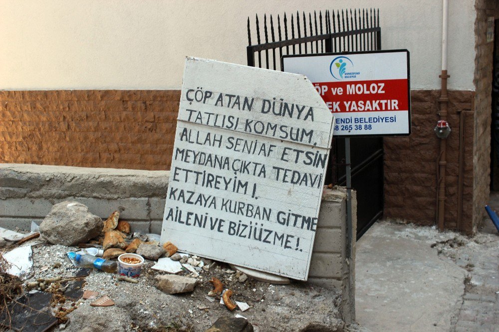 Çöplerden Bıkan Vatandaştan "Kazaya Kurban Gitmeyin" Yazılı Pankart