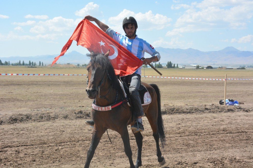 Rahvan At Yarışları Nefes Kesti