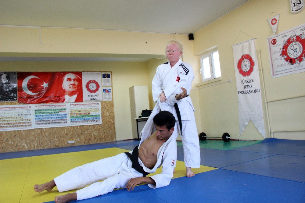 Albino Hastası Judocu Cahide’nin Hedefi Gençlik Olimpiyatlarında Altın Madalya