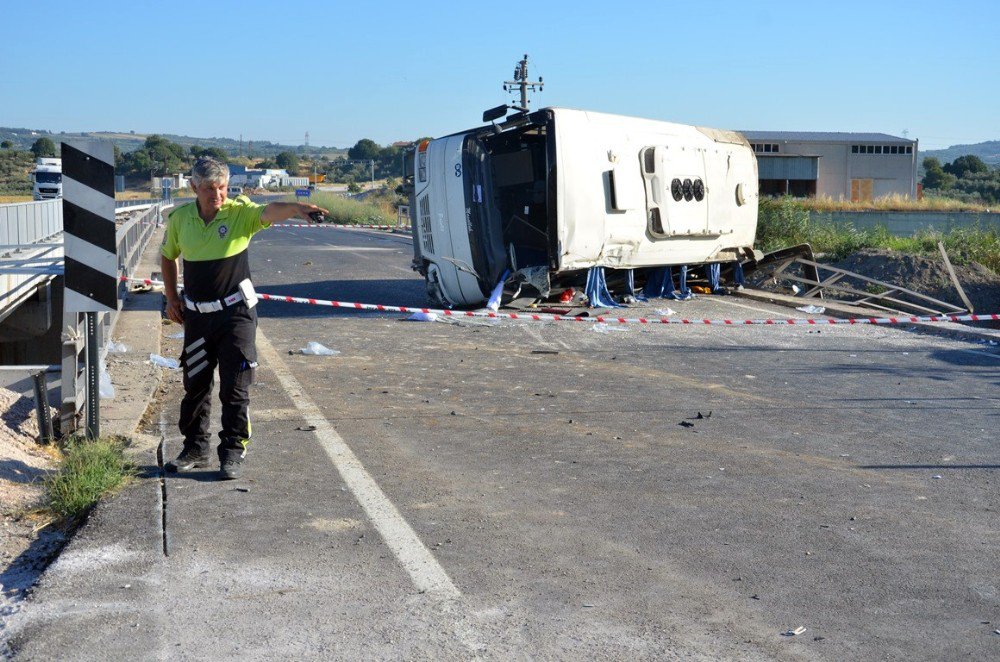 İşçi Servisi Otomobille Çarpıştı: 2’si Ağır 19 Yaralı