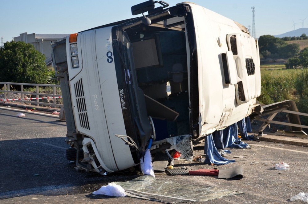 İşçi Servisi Otomobille Çarpıştı: 2’si Ağır 19 Yaralı